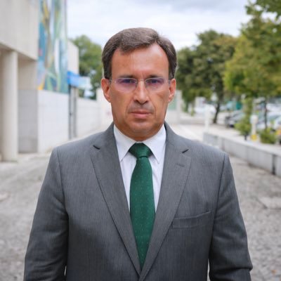 Vice-Presidente do Instituto Politécnico de Viseu (IPV). A inquietar os tranquilos e a tranquilizar os inquietos através da educação, da arte e do humor. #jpb67