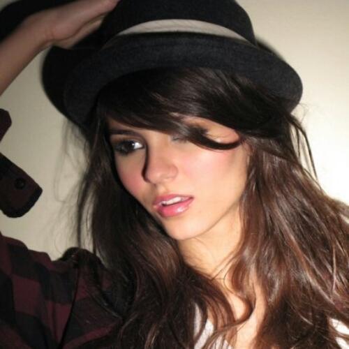 I'm16  years old....i love music,reading and movies...cute girl hehehe :) and my favourit actor is taylor lutnor (ah love him)