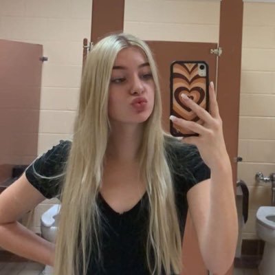 BrianaA295's profile picture. 16
entertain me 
👻brianaande05