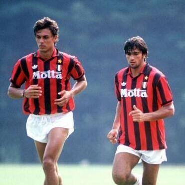 EasyRossonero's profile picture. Gigi. Milanista dai tempi di #Lentini e di #Mondiavolo2 📼 Tifoso abbonato, solitamente fiducioso e autoironico 🟥⬛ #TifoNonViolento #NonSiamoClienti