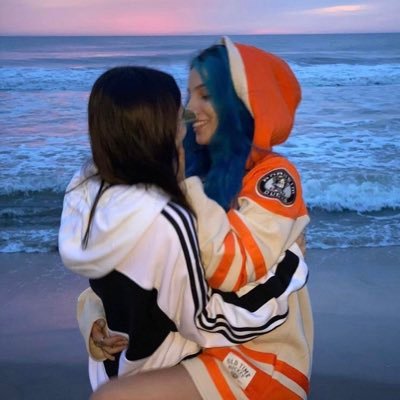 matbossanova's profile picture. taurina she/her🇦🇷 acá escuchando hte chill, LAS CONOCI EN EL PARQUE DE LA COSTA@2$:?/!2?/628&::&/&