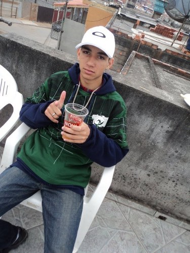 “O tempo pára, não sei por que Quando estou perto de você Um sentimento que me faz bem Ao seu lado não preciso de ninguém '♪♫”