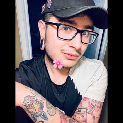 Bisexual🏳️‍🌈 Pokémon, Anime & Sailor Moon fanatic🌙 twitch affiliate, Pokémon collector, poet✒️ 26 tattoos & counting🖋 Cosplayer 🎤 for @Awaitingtragedy