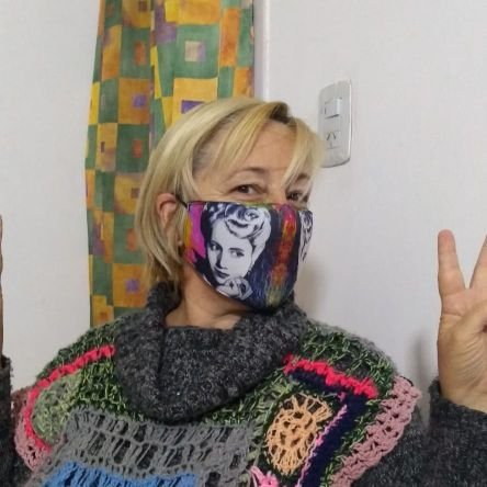 Profesora de canto/ psicóloga social y acompañante terapéutica
Mi religión : la música.  Militante de la vida.  Amo a CFK! .