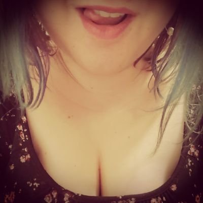 Curvy bi girl
~ sexpositiv
~ neue Kontakte 
~ open-minded
~ BDSM-neugierig, kinky vanilla