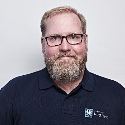 Pappaen til Gustav. Generalsekretær i Stiftelsen Rettferd. Twitrer privat.