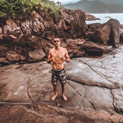 Ao reino da alegria me entrego porque aqui jaz o cadáver do meu ego..