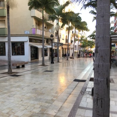 Peatón muy cabreado con la invasión de ciclistas y patinetes en las aceras de Benalmádena y la costa del sol. La acera es peatonal.