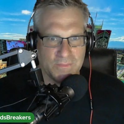 Happy family man. NCAA, NFL, UFC, and MLB sports handicapper & Podcast host for @TheOddsBreakers #sportsbetting #B1G #gambling Football and Basketball