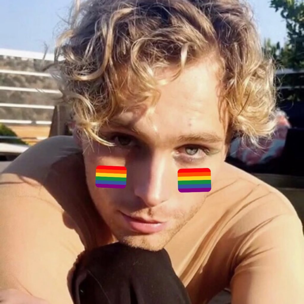 Bisexual I’m 18 years old, I love Luke Hemings, I love 5 second of summer