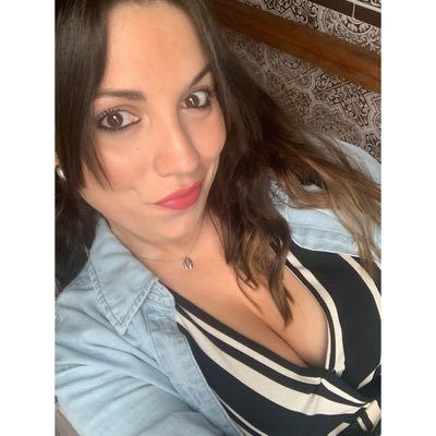 👩🏻 🎙#Politóloga y #Periodista extremeña 💻Máster en #Marketing #Mercados + #ComPol 👨👩👧👦Familiar y soñadora 🎼La música no se toca