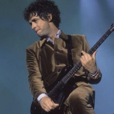 unangelectrico's profile picture. Sonriendo y de pie. Siempre parao.