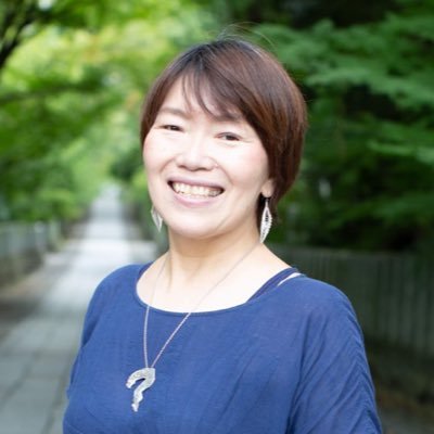 シルバージュエリー作家。銀と金をベースに、色とりどりの石たちを使ってオリジナルジュエリーを制作しています。 50代・60代が輝くアートなシルバージュエリーを作ります。