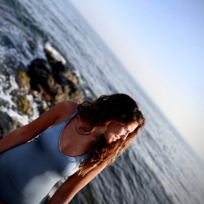 Sevillana, flamenca, cofrade y de un barrio muy particular. 👩🏽🏫Maestra👩🏽🏫 “Quien a Dios tiene, nada le falta”.