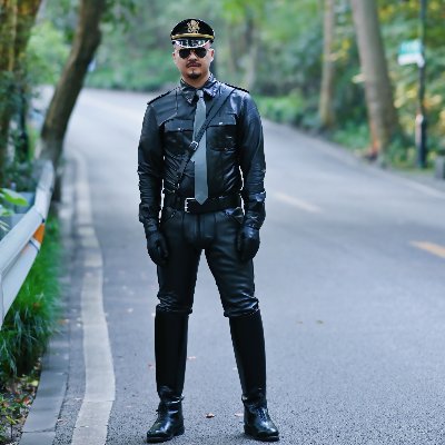 Living and working at Hangzhou, China. Interested in leather, suit and uniform