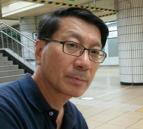 1954년 부산출생, 건축공학전공, 아파트현장소장등 현재도 건축관련업무, 처와1남1녀, 천주교. 해병대. 롯데자이안트.