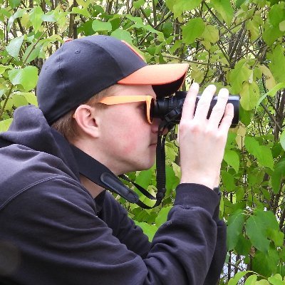 Hi my name is Peter (he/him)! I look at birds and sometimes vlog while doing it.