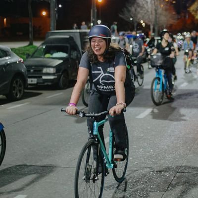 Moviéndome en bici 🚲
Haciendo una tesis de Arquitectura para después hacer otras cosas.
Banco la menta granizada.
Activando en @stsrosario y @rosarioenbici