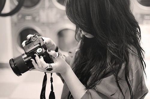 Sou uma menina desajeitada, falo tudo o que penso, AMOOOO faser as pessoas rirem , estudo, faço teatro, e só kk' , Segue ai