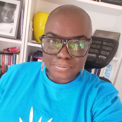 April shares her Alopecia journey and coaches others to accept alopecia, challenge the perception of beauty and start loving themselves in the here and now 💙