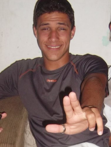 17 anos solteiiiro ,joga bola e gosta de arreta e o resto e sucesso .