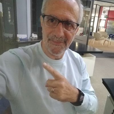 Prof. en Historia. Diplomado en Gestión Local. Periodista. Historiador. Escritor. Jugador de tenis. Esposo. Padre de seis hijos. Conforme con la vida.Agnostico