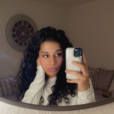 alejandrasm__'s profile picture. Instagram: alejandraasanmartin