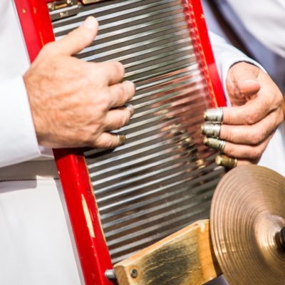 Jazz Band New Orleans avec planche à laver ( washboard ) instrument de percussion se jouant avec des dés à coudre. FRENCH TRADITIONAL JAZZ BAND WITH WASHBOARD.