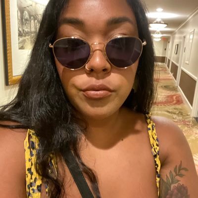 ladyakimbo's profile picture. Attractively unusual and all that.