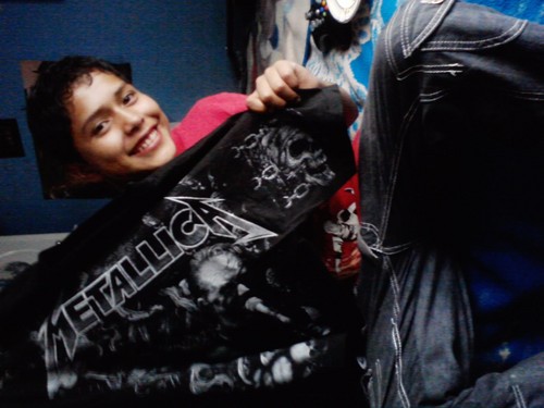 Nací en Los Ángeles solo viví aya hasta mis 2 años, actualmente tengo 20, y pues lean mis tweets espero les gusten =)