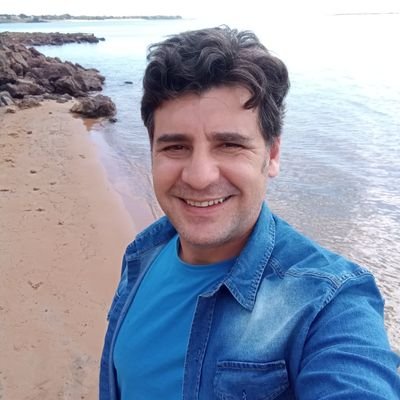 Periodista. Política y economía. Licenciado en Comunicación. UNNE y Universidad Nacional de Rosario. Periodismo y Ciencia Política.