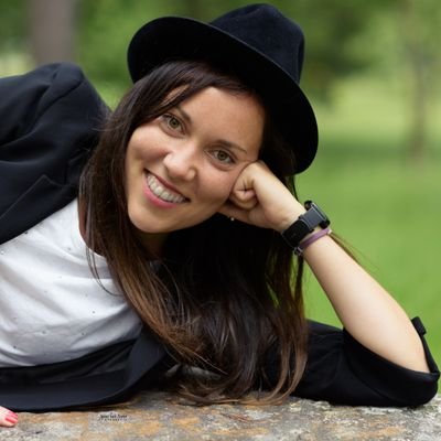 Luadas_'s profile picture. Autora da adaptación de Memorias dun neno labrego e Un Legado Infindo, Editorial Galaxia✨ Mestra de AL • Logopeda • Arte • Fotografía • Autismo • Natureza • Ceo