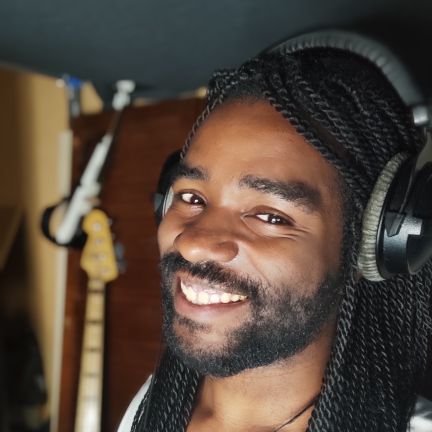 Initiateur de French Voice Passion STUDIO : j'aime la voix , le chant, et tout ce qui se rapporte de près ou de loin au souffle et la musique . un Moustache !