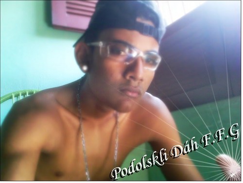 Não, não, não veja em mim
Nenhum Super-Homem, à prova de tudo
Se é assim, você é, pra mim, a kriptonita:
Me toca e fico fraco...