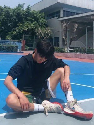 asierautumn's profile picture. 这个人很无趣，空间里空空如也_(:з」∠)_