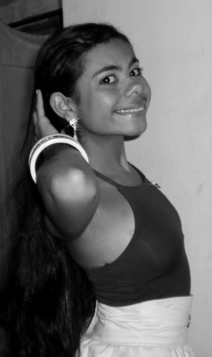 Saia gritando e falando oq sente, demonstre amor,Vc vai descobrir mais cedo ou mais tarde q o tempo pra ser feliz é curto,e cada instante q vai embora ñ volta..
