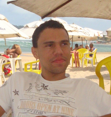 Ninguém tem capacidade de falar de
si mesmo, sem engrandecer-se ou diminuir-se,
então é melhor ficar calado, e ouvir elogios ou críticas !!