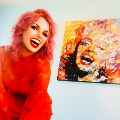 LisaJayeArt's profile picture. Michigan born mom, wife & entrepreneur. Las Vegas resident 2021.