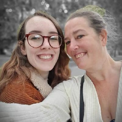 27. English and film grad. Screenwriter. Tv Writer. Reader. Procrastinator. I have a blog where I write reviews & tell stories about how sad my love life is