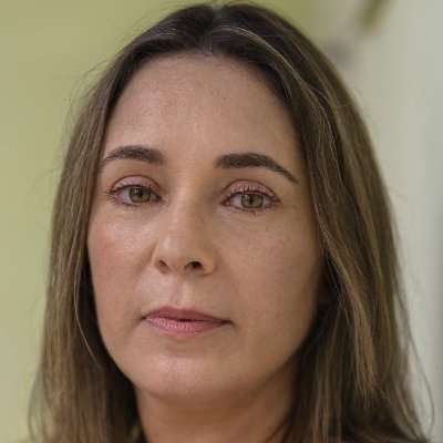 jornalista | doutora | servidora federal | estudante de letras-francês | de esquerda | mãe de gato | let love rule | sapere aude