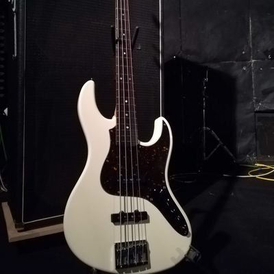 ベース弾いてます。オールドロックから最近のアーティストまで幅広く好きです。音楽全般に好きです。 YouTube→https://t.co/vtavgYT9PH