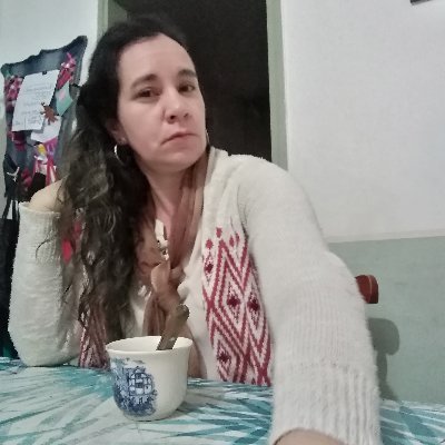 Mujer, socialista, progresista, docente, madre de dos hijos. 
Nací al Este del Río Uruguay, en el litoral de este país. 
No elegí nacer aquí, sólo tuve suerte