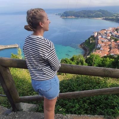 CoralineMarte's profile picture. Maestra de Educación Primaria con especialidad en lenguas extranjeras: inglés. Caminando de puntillas sin saltar al agujero, tentadora de la suerte.