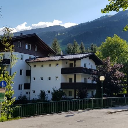 Modern and spacious 7 bedroom, 5 bathroom, 2 living room holiday chalet in Bad Hofgastein, Austria A-5630.

Ski lift, thermal baths and supermarkets within 300m