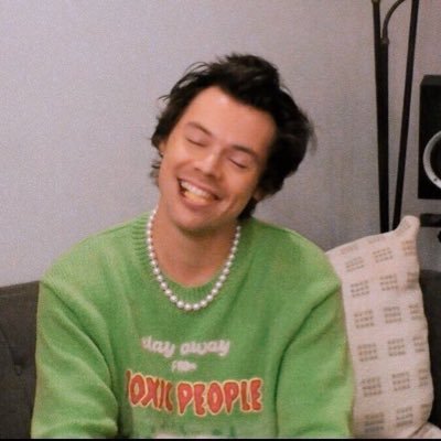 “Comfortable silence is so overrated” -Harry Styles • currently on my couch pintándome las uñas con Harry *era mspassivea*