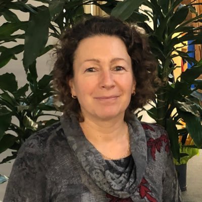 Teamleider bij het Biesboschcentrum, geboren en getogen in Dordrecht, moeder van 3 dochters, hotello, pianist/accordionist.