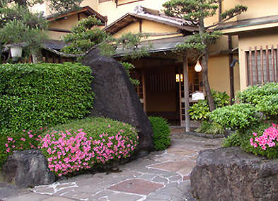 天橋立をのぞむ、宮津温泉の料理旅館、茶六別館です。数寄屋造りの宿で、丹後の新鮮な海の幸を丁寧に生かした京風会席を、お楽しみ下さい。岩がきや丹後とり貝懐石、冬はかに料理やぶりしゃぶも。日帰りのお食事には、食事処四季膳花の。庭園を眺めながら、ゆったりとお食事をお楽しみ下さい。