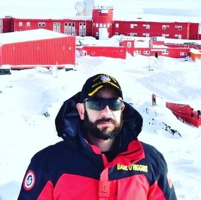Oficial Estado Mayor , Jefe Base Antártica 2021, Adm. Publico, Mg Educación, Mg Asuntos Antárticos, Instructor de Montaña y entusiasta Explorador Antártico.