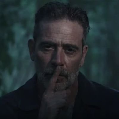 ذو العَقلِ يَشقَى في النّعيمِ بعَقْلِهِ
وَأخو الجَهالَةِ في الشّقاوَةِ يَنعَمُ