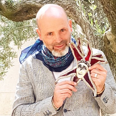 Escritor, crítico y periodista.
Trun trun traca... traca trun.